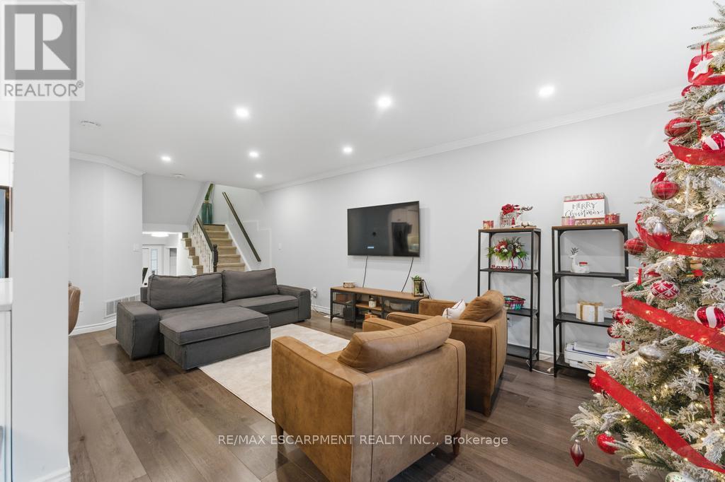 11 Glenhollow Drive, Hamilton, ON - Indoor Photo Showing Living Room