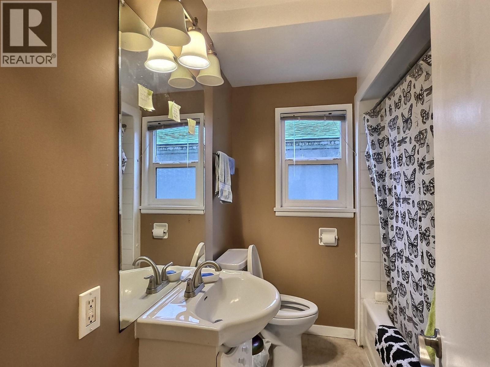 1621 Adanac Street, Vancouver, BC - Indoor Photo Showing Bathroom