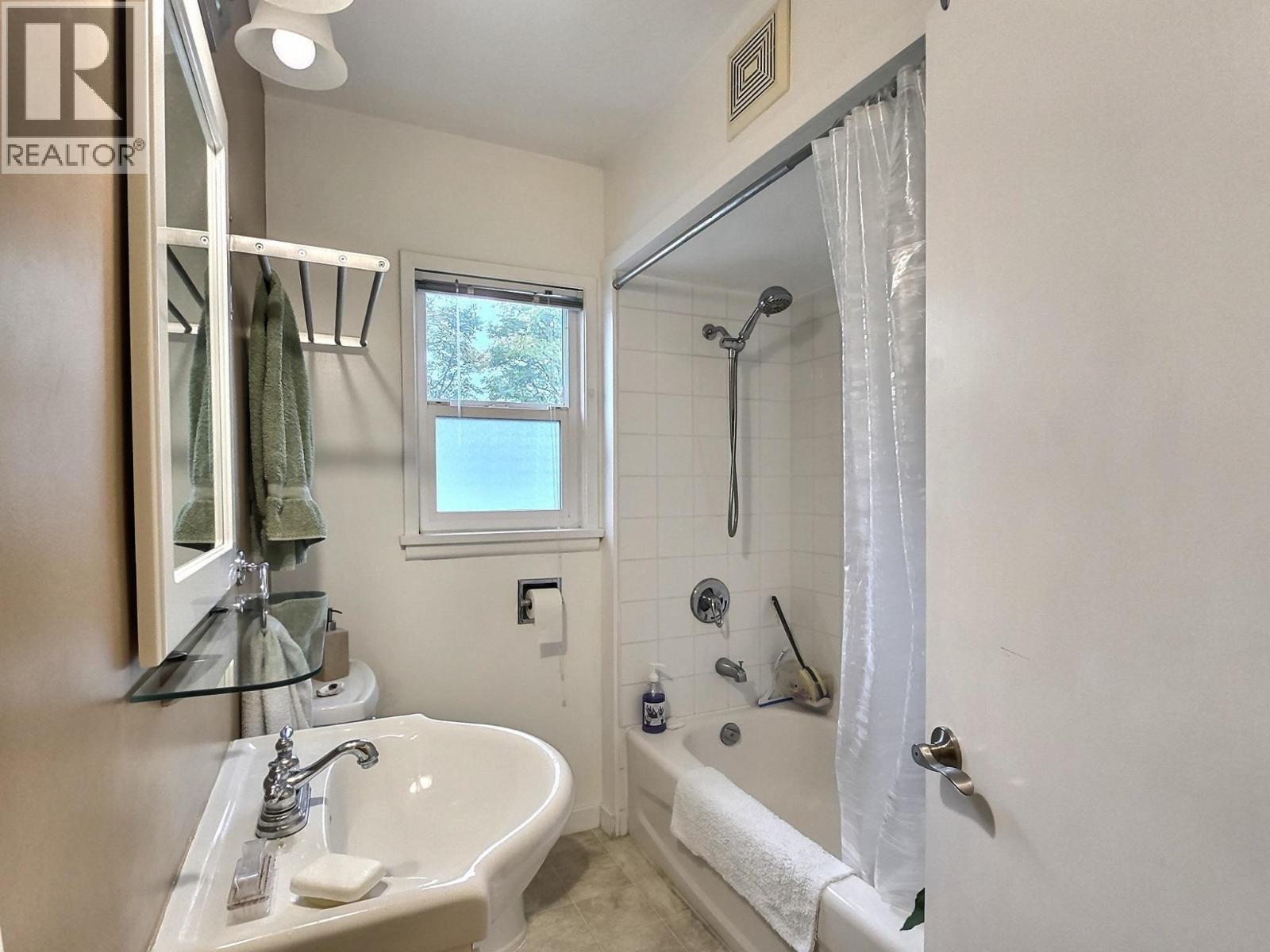 1621 Adanac Street, Vancouver, BC - Indoor Photo Showing Bathroom