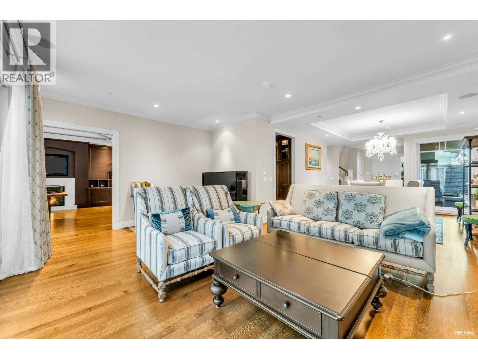 4358 Erwin Drive, West Vancouver, BC - Indoor Photo Showing Living Room