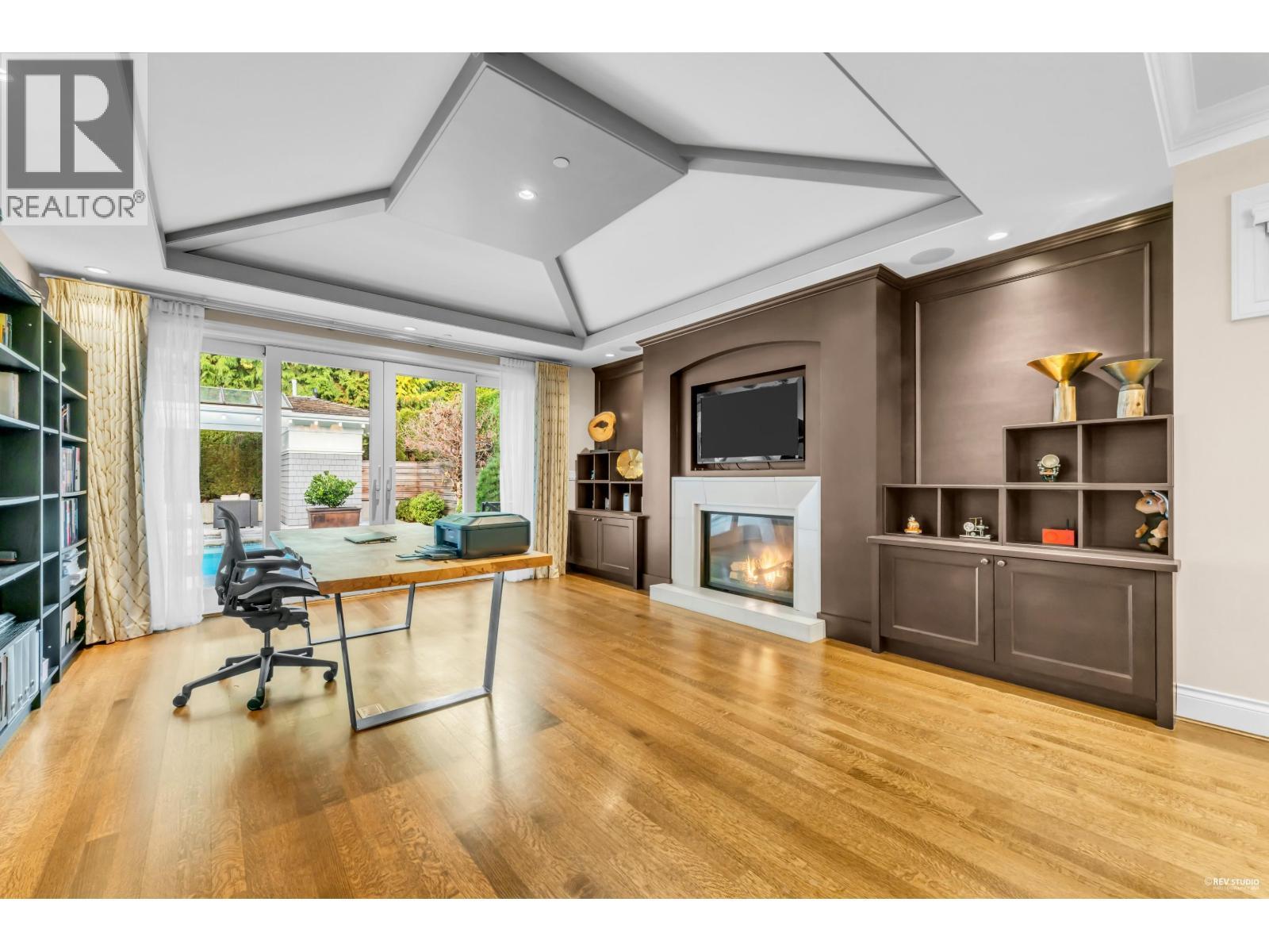 4358 Erwin Drive, West Vancouver, BC - Indoor With Fireplace