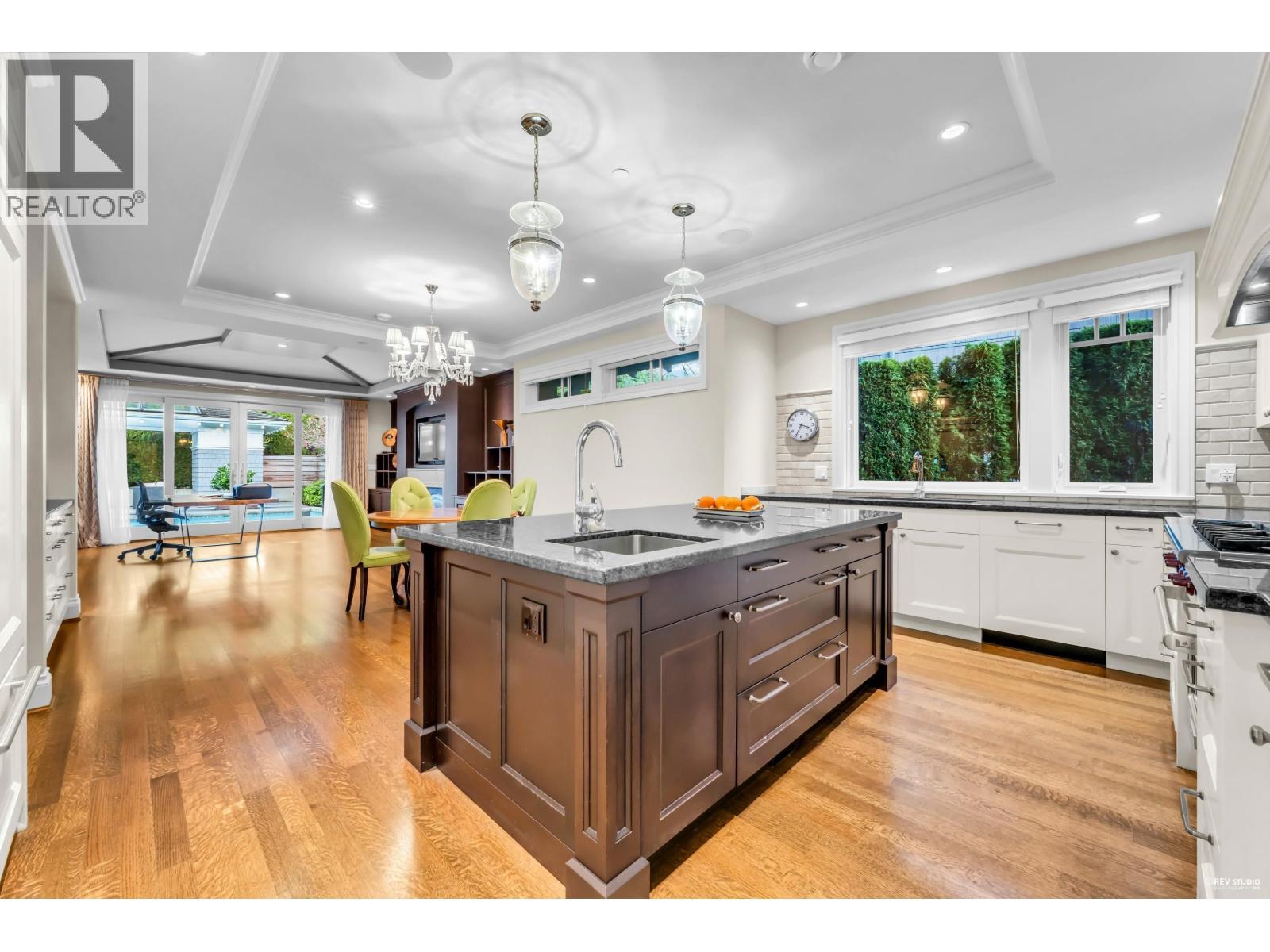4358 Erwin Drive, West Vancouver, BC - Indoor Photo Showing Kitchen With Upgraded Kitchen