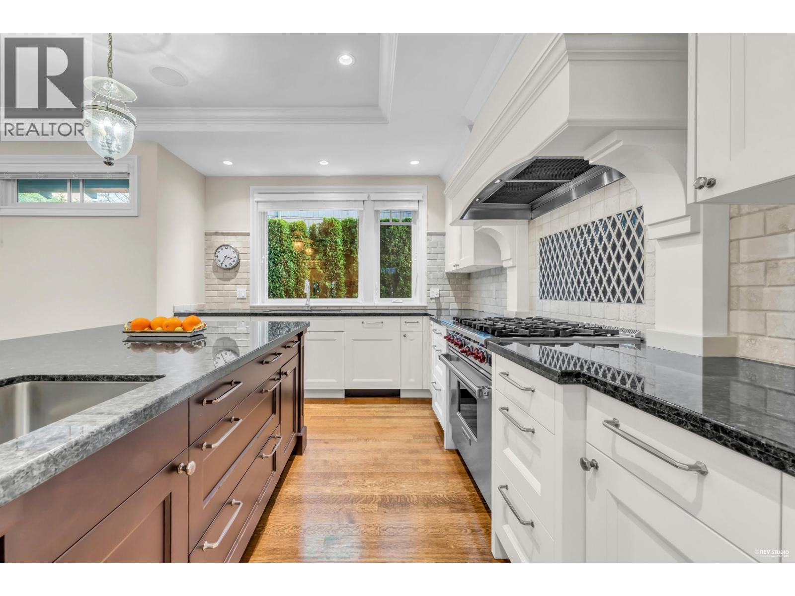 4358 Erwin Drive, West Vancouver, BC - Indoor Photo Showing Kitchen With Upgraded Kitchen