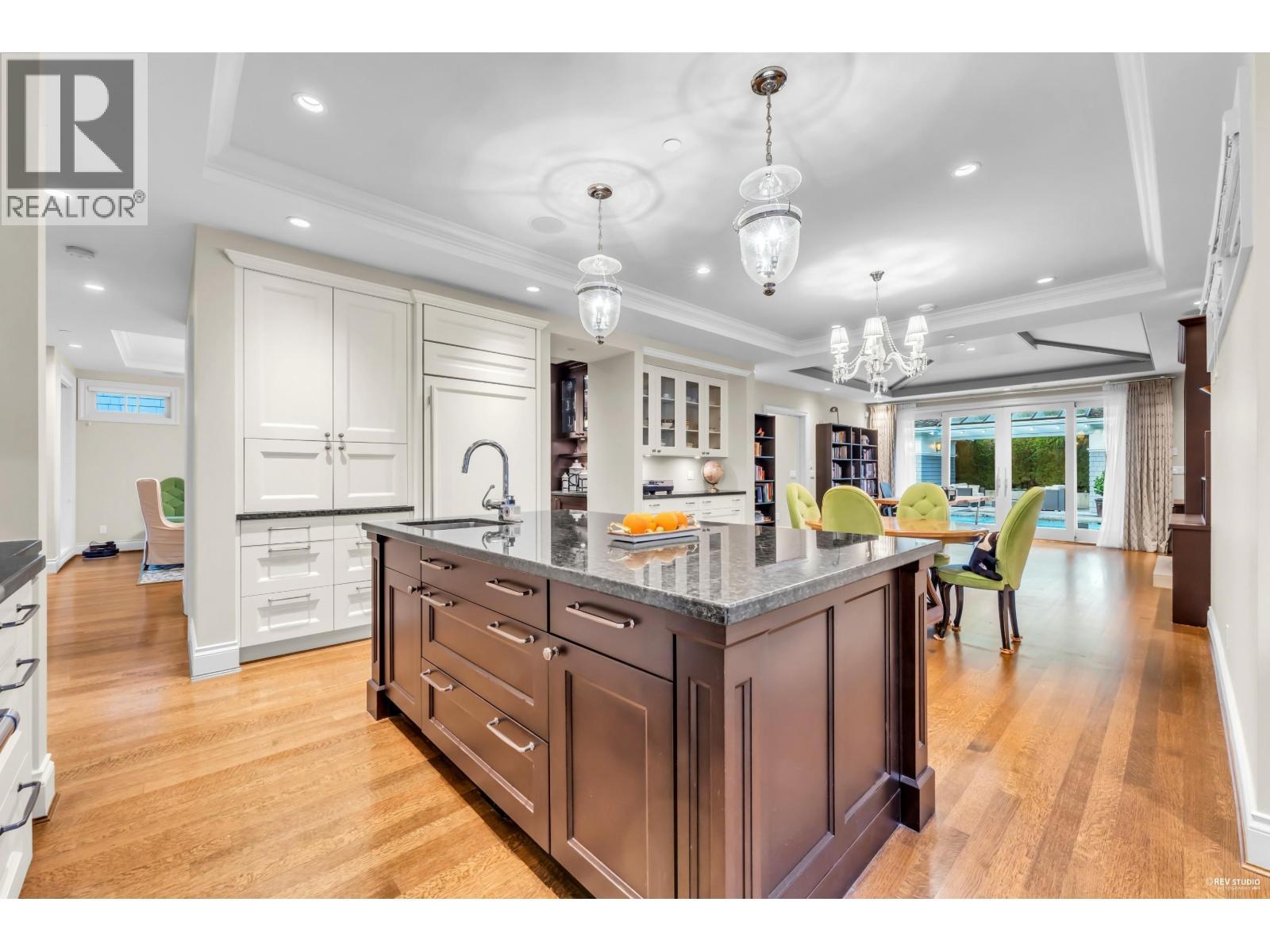 4358 Erwin Drive, West Vancouver, BC - Indoor Photo Showing Kitchen With Upgraded Kitchen