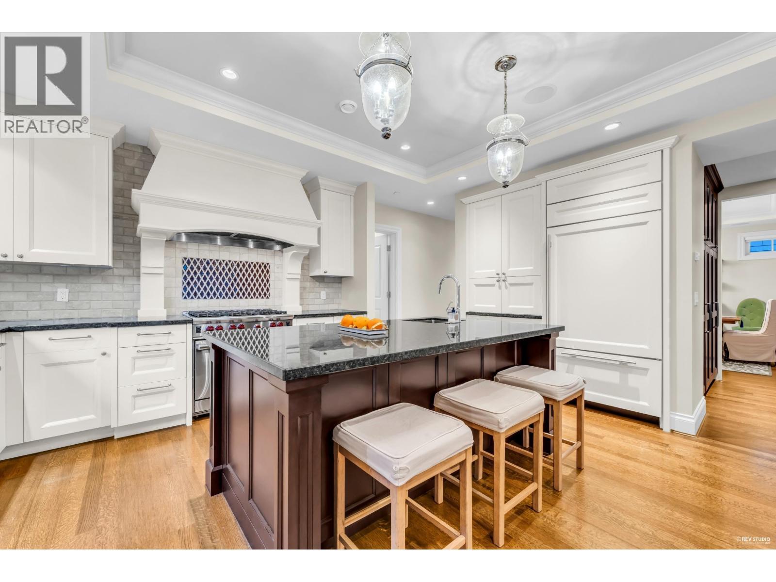 4358 Erwin Drive, West Vancouver, BC - Indoor Photo Showing Kitchen With Upgraded Kitchen