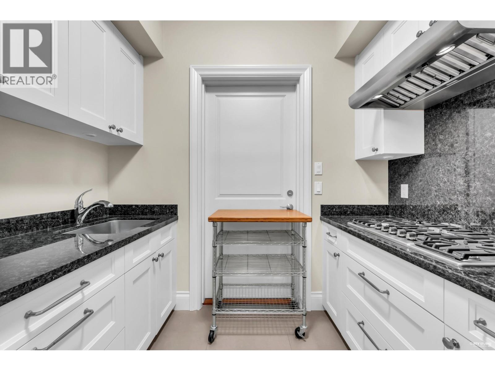 4358 Erwin Drive, West Vancouver, BC - Indoor Photo Showing Kitchen With Double Sink