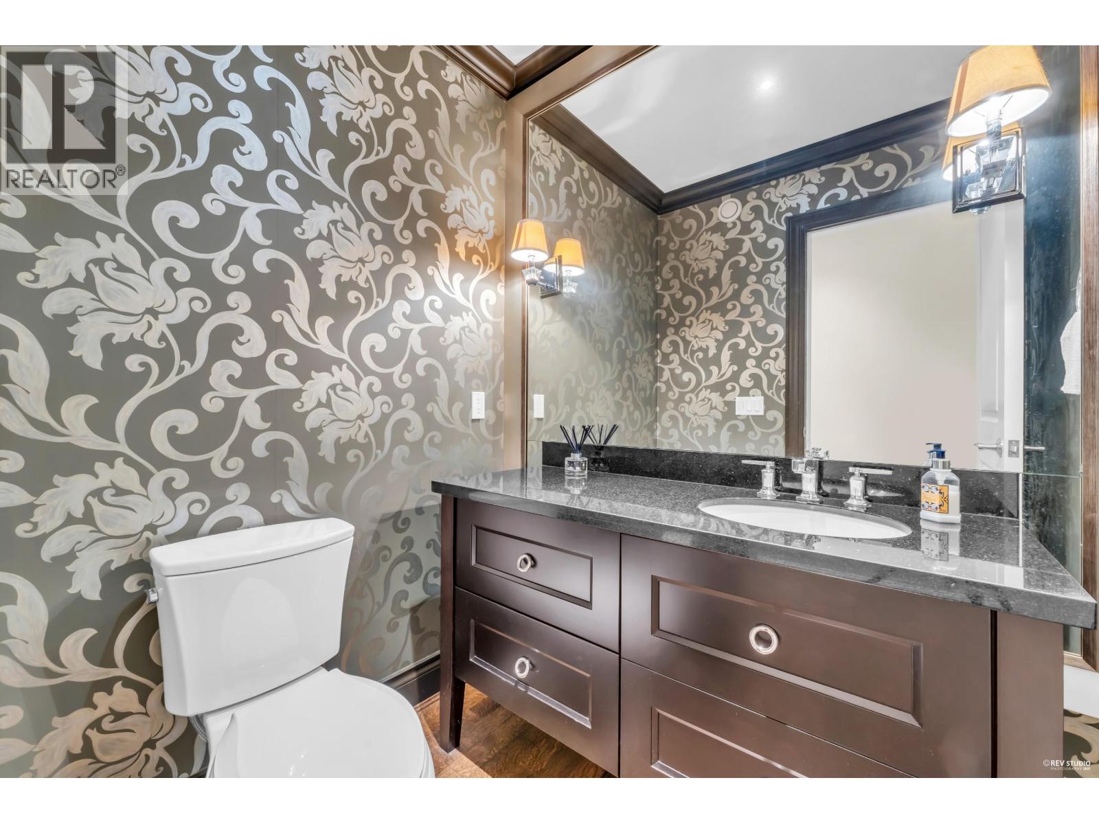 4358 Erwin Drive, West Vancouver, BC - Indoor Photo Showing Bathroom