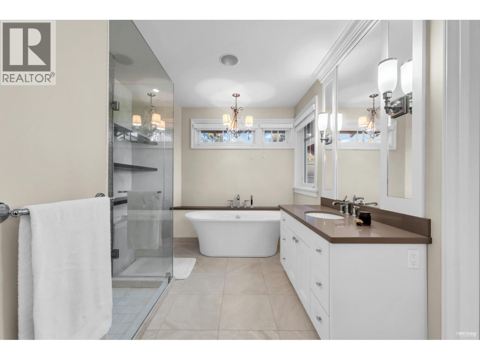 4358 Erwin Drive, West Vancouver, BC - Indoor Photo Showing Bathroom