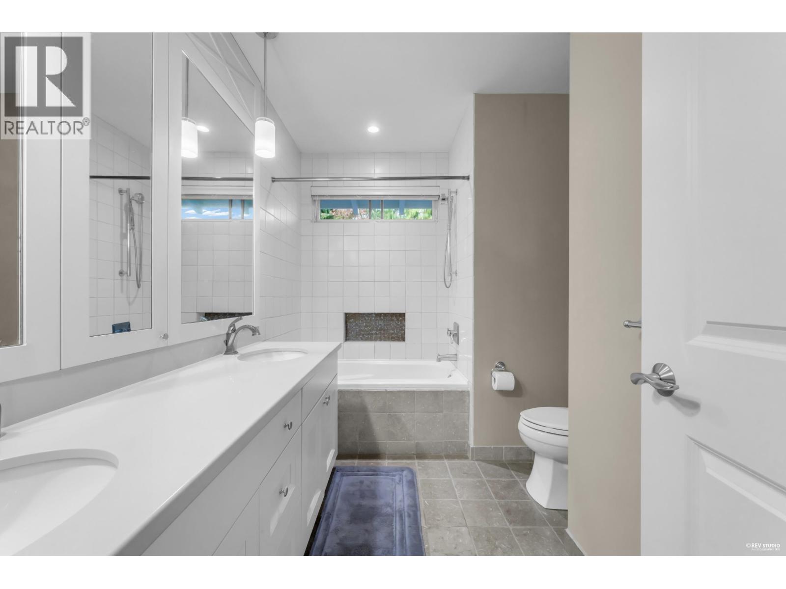 4358 Erwin Drive, West Vancouver, BC - Indoor Photo Showing Bathroom