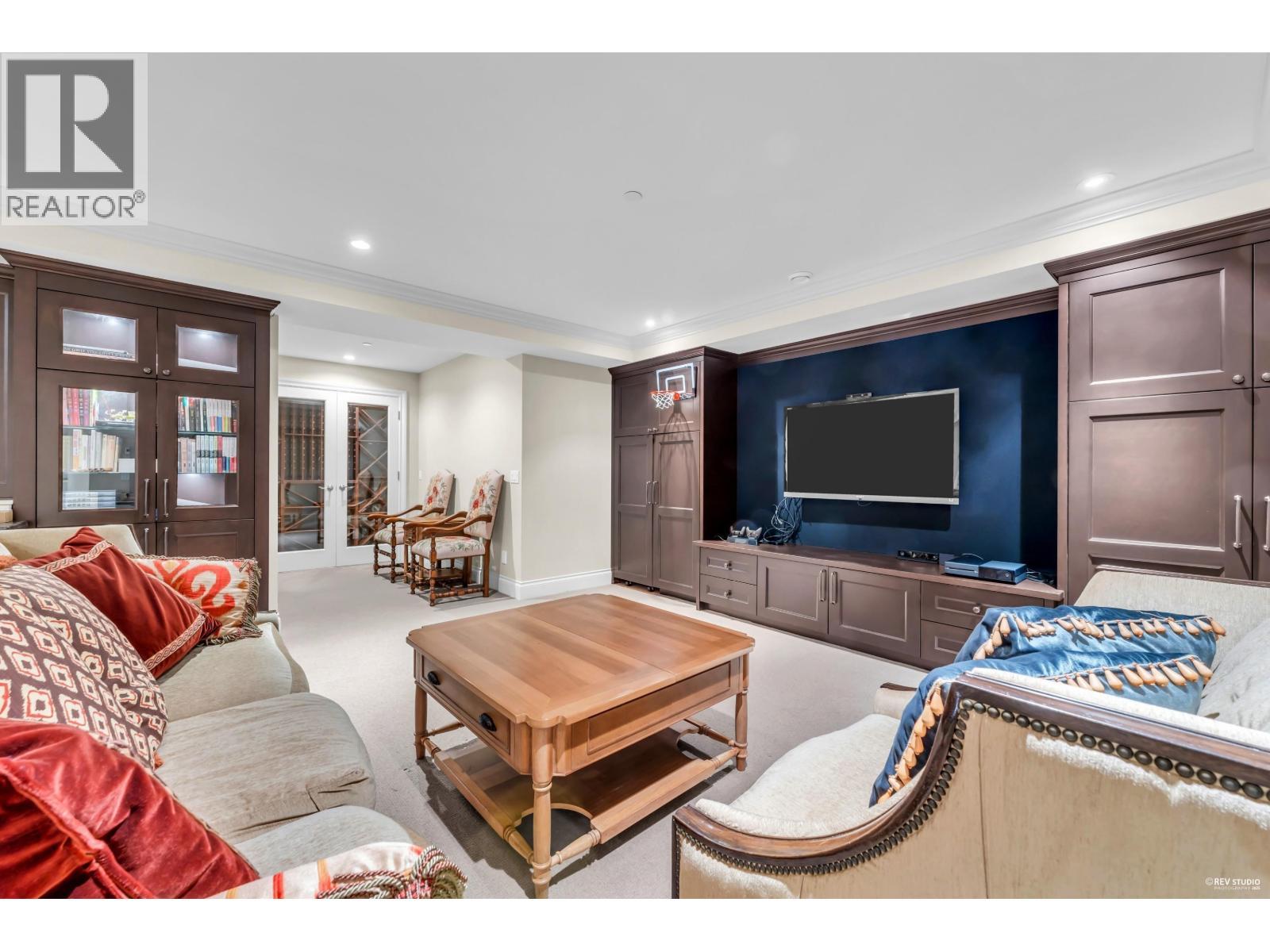 4358 Erwin Drive, West Vancouver, BC - Indoor Photo Showing Living Room