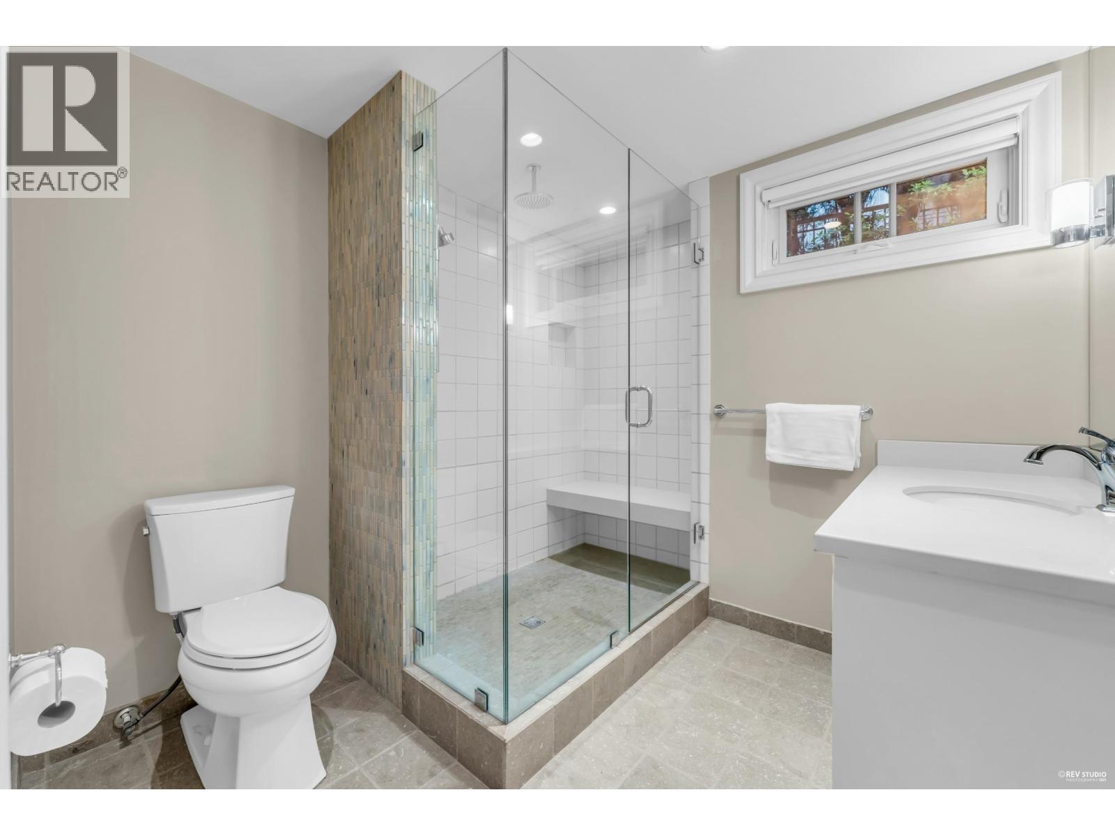 4358 Erwin Drive, West Vancouver, BC - Indoor Photo Showing Bathroom