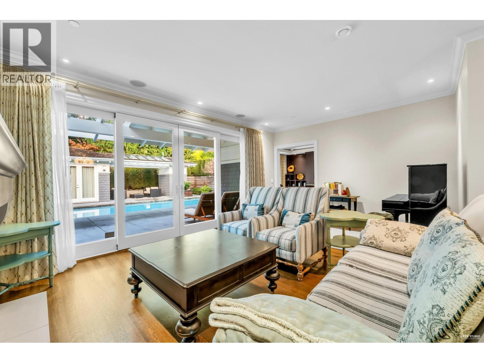 4358 Erwin Drive, West Vancouver, BC - Indoor Photo Showing Living Room