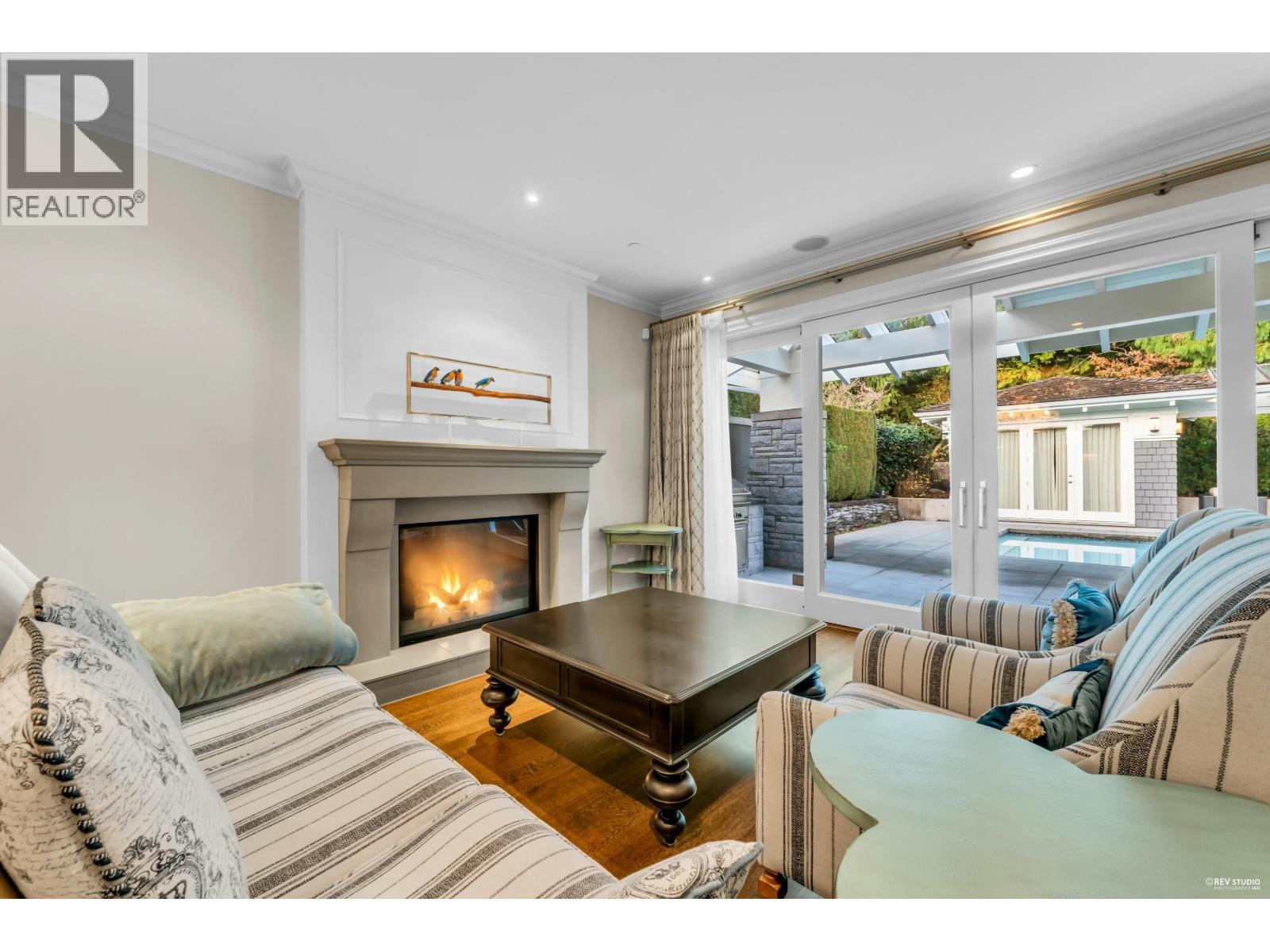 4358 Erwin Drive, West Vancouver, BC - Indoor Photo Showing Living Room With Fireplace