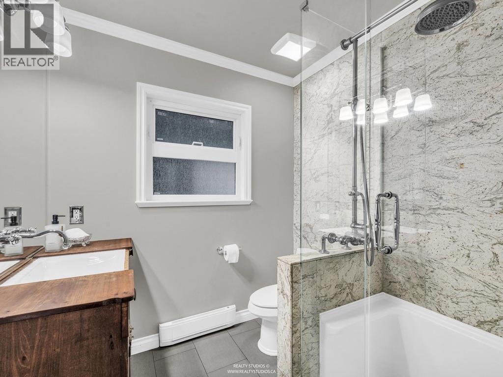 33 66A Street, Delta, BC - Indoor Photo Showing Bathroom