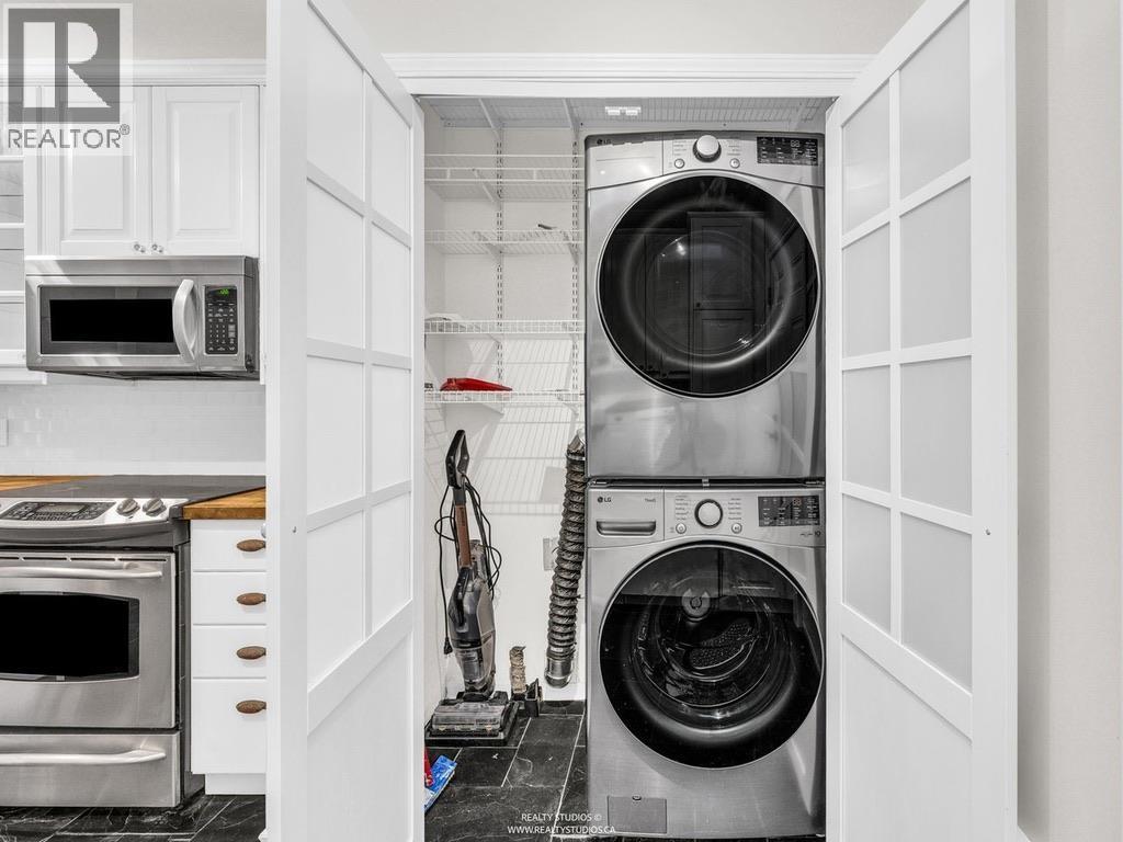 33 66A Street, Delta, BC - Indoor Photo Showing Laundry Room
