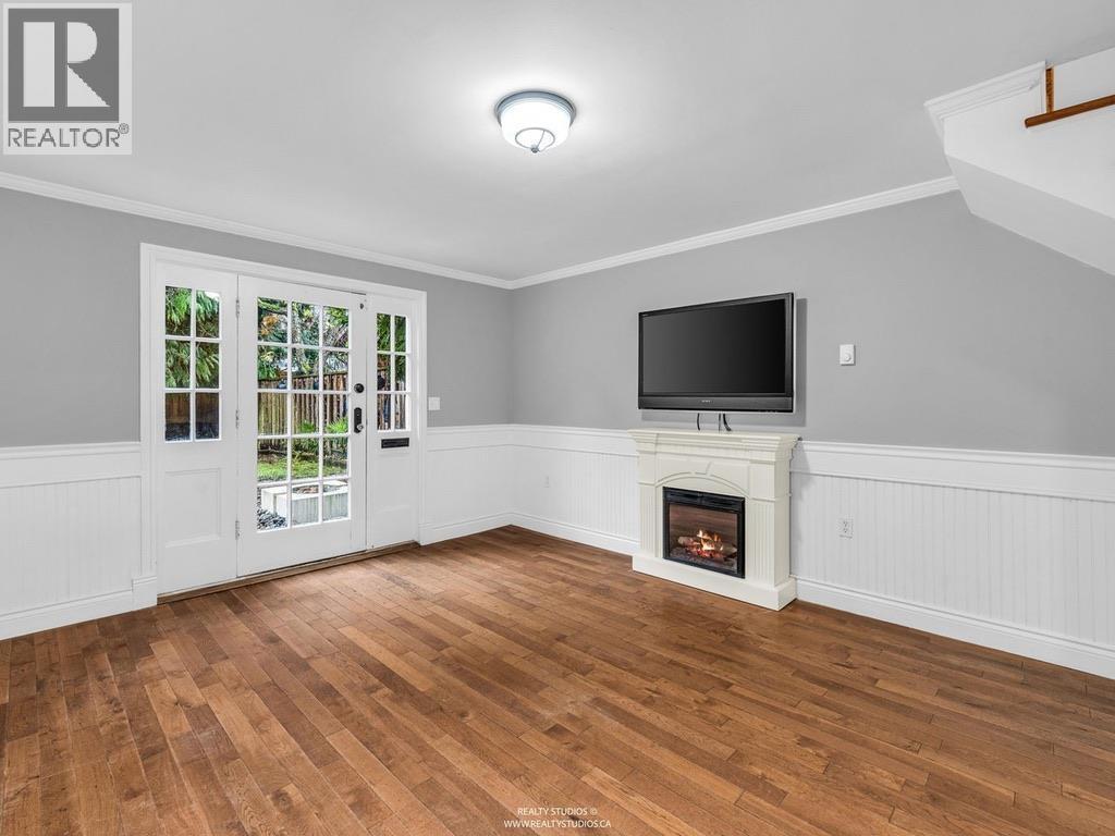 33 66A Street, Delta, BC - Indoor With Fireplace