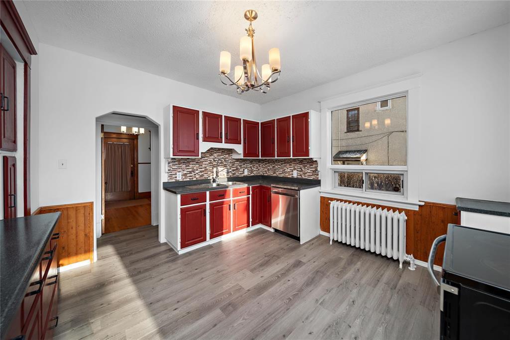 660 Machray Avenue, Winnipeg, MB - Indoor Photo Showing Kitchen