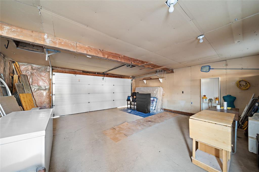 660 Machray Avenue, Winnipeg, MB - Indoor Photo Showing Garage