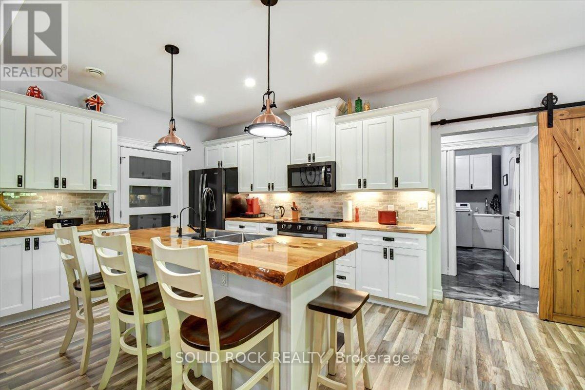 400 Pigden Road, Madoc, ON - Indoor Photo Showing Kitchen With Double Sink With Upgraded Kitchen