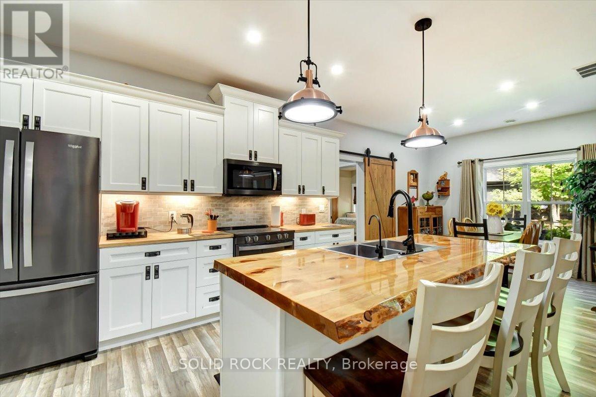 400 Pigden Road, Madoc, ON - Indoor Photo Showing Kitchen With Double Sink With Upgraded Kitchen