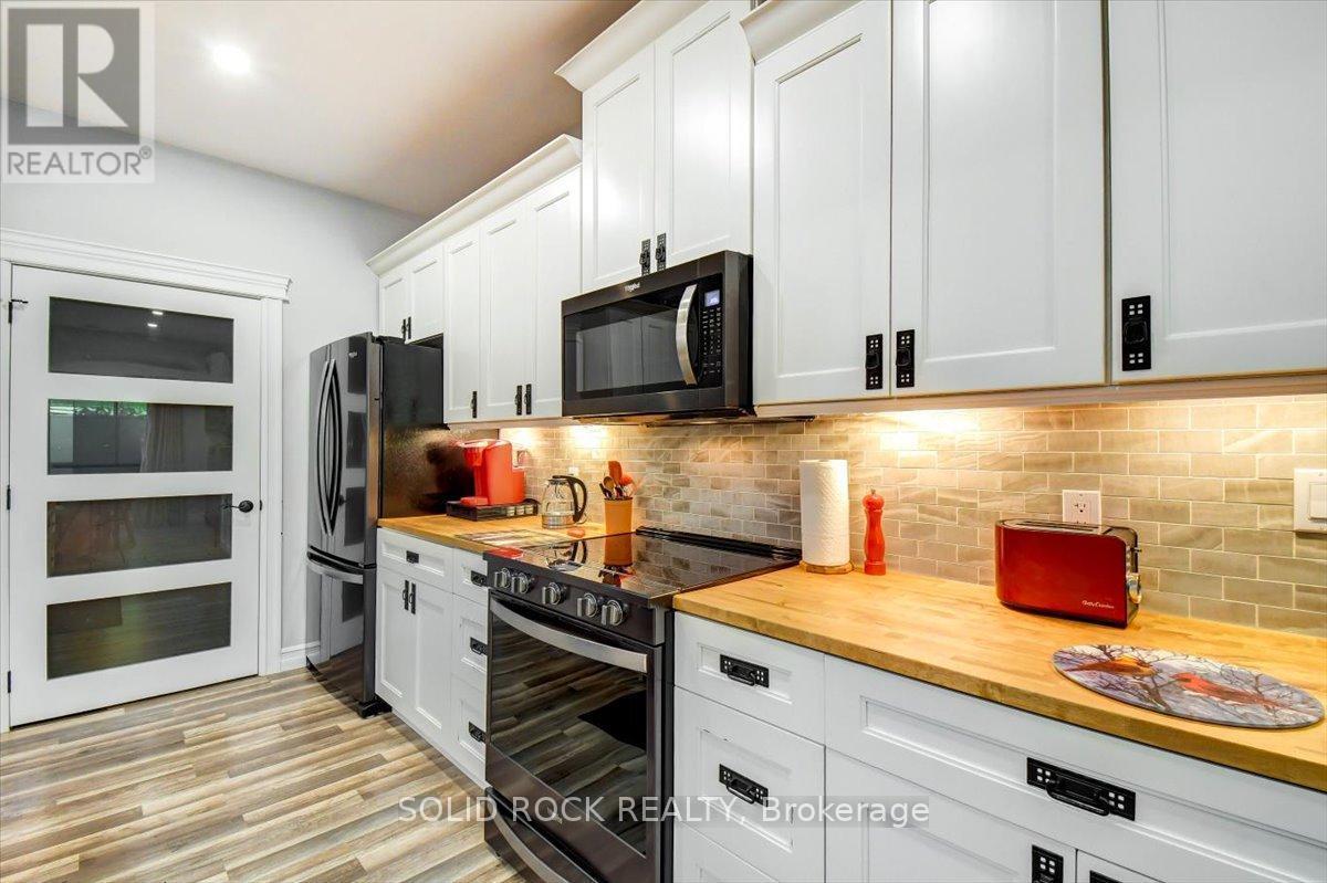 400 Pigden Road, Madoc, ON - Indoor Photo Showing Kitchen With Upgraded Kitchen