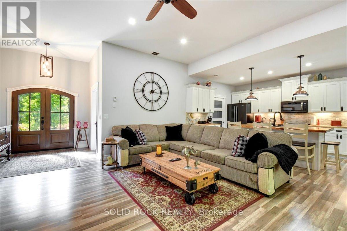 400 Pigden Road, Madoc, ON - Indoor Photo Showing Living Room