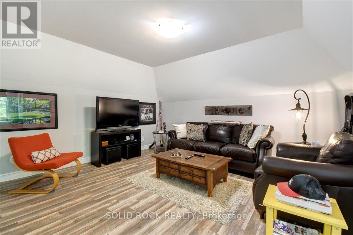 400 Pigden Road, Madoc, ON - Indoor Photo Showing Living Room