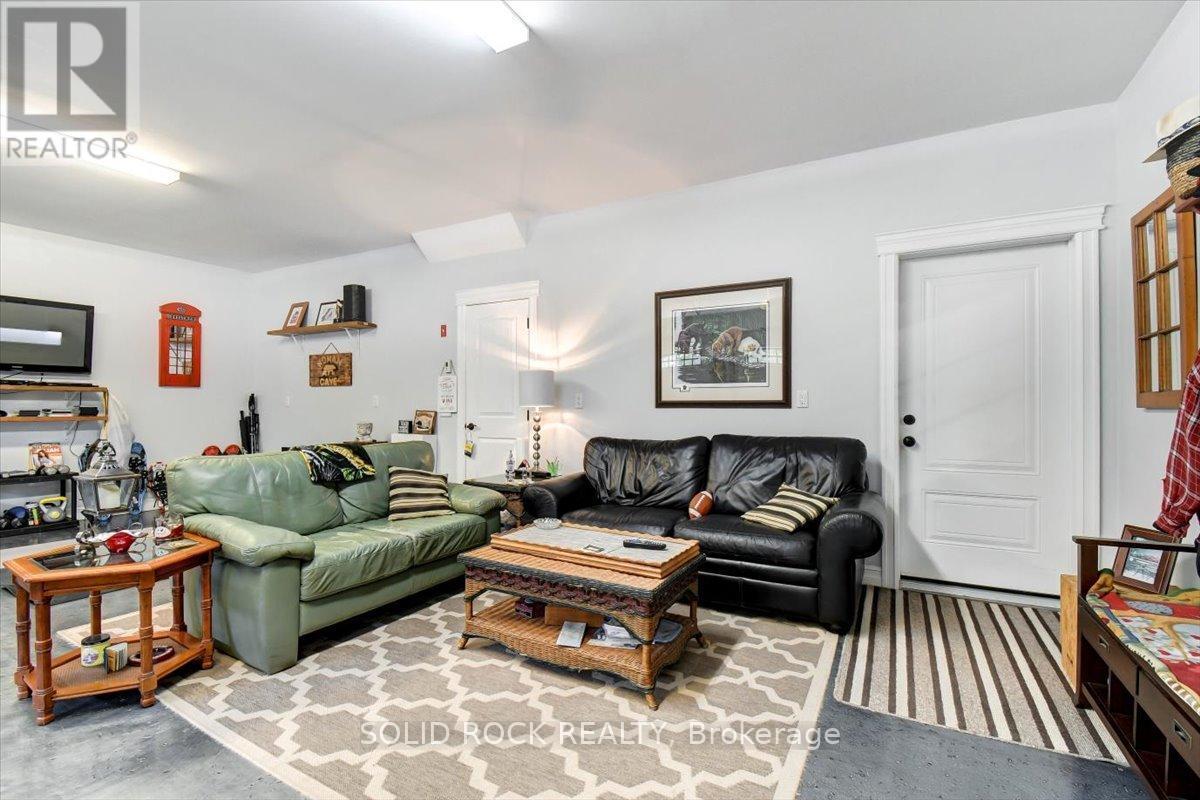 400 Pigden Road, Madoc, ON - Indoor Photo Showing Living Room
