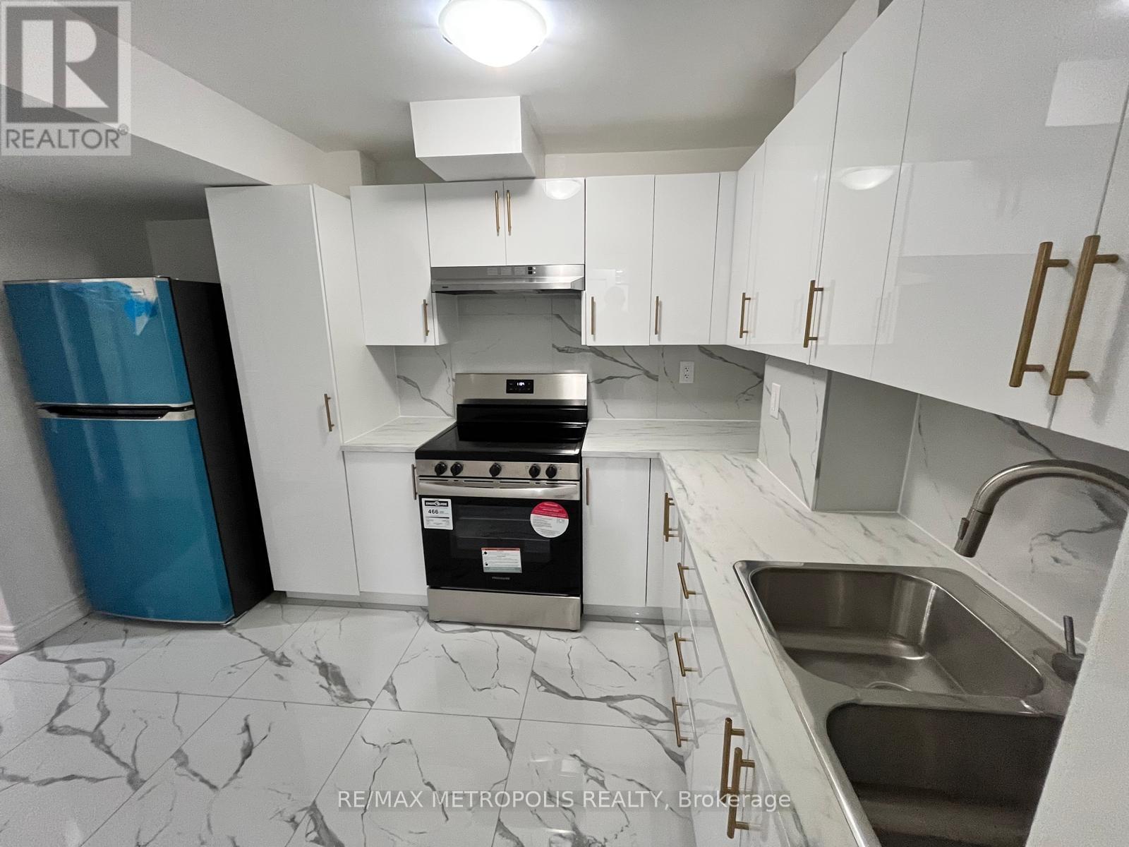 Bsmt - 1335 Aldsworth Crescent, Oshawa, ON - Indoor Photo Showing Kitchen With Double Sink