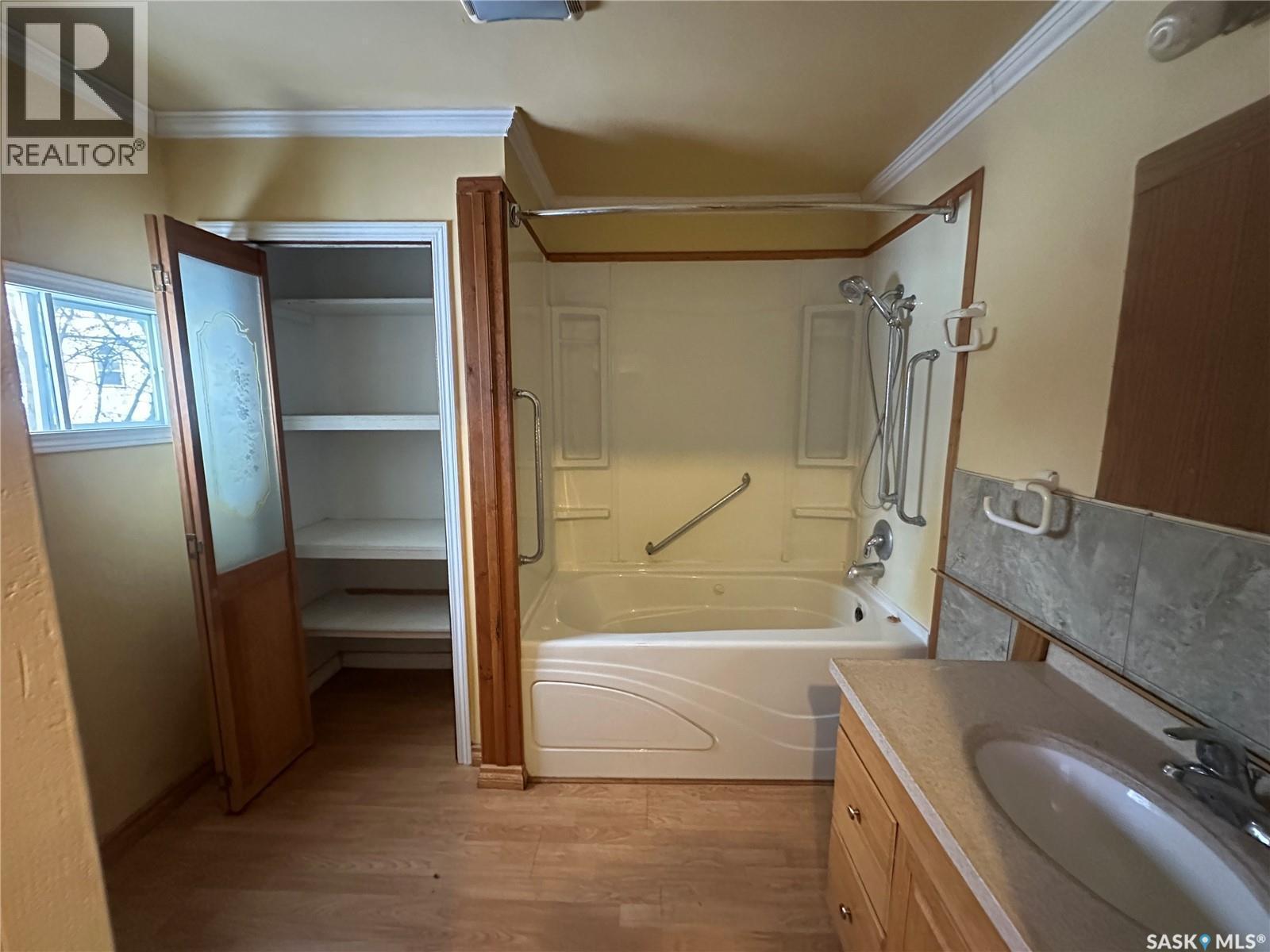 122 1St Avenue Se, Sturgis, SK - Indoor