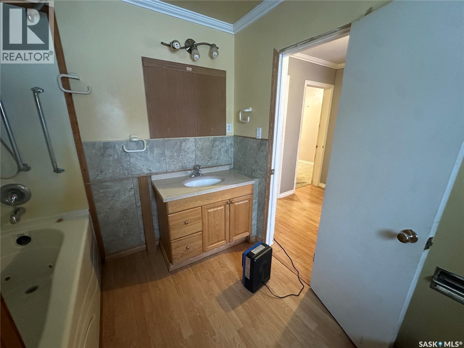 122 1St Avenue Se, Sturgis, SK - Indoor Photo Showing Bathroom