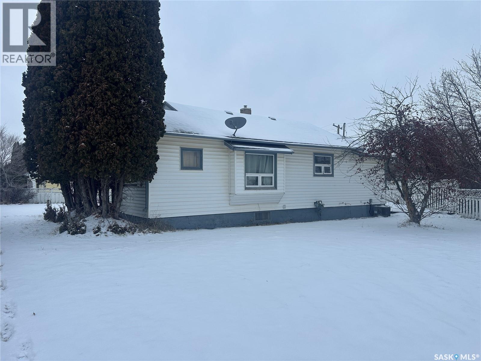 122 1St Avenue Se, Sturgis, SK - Outdoor