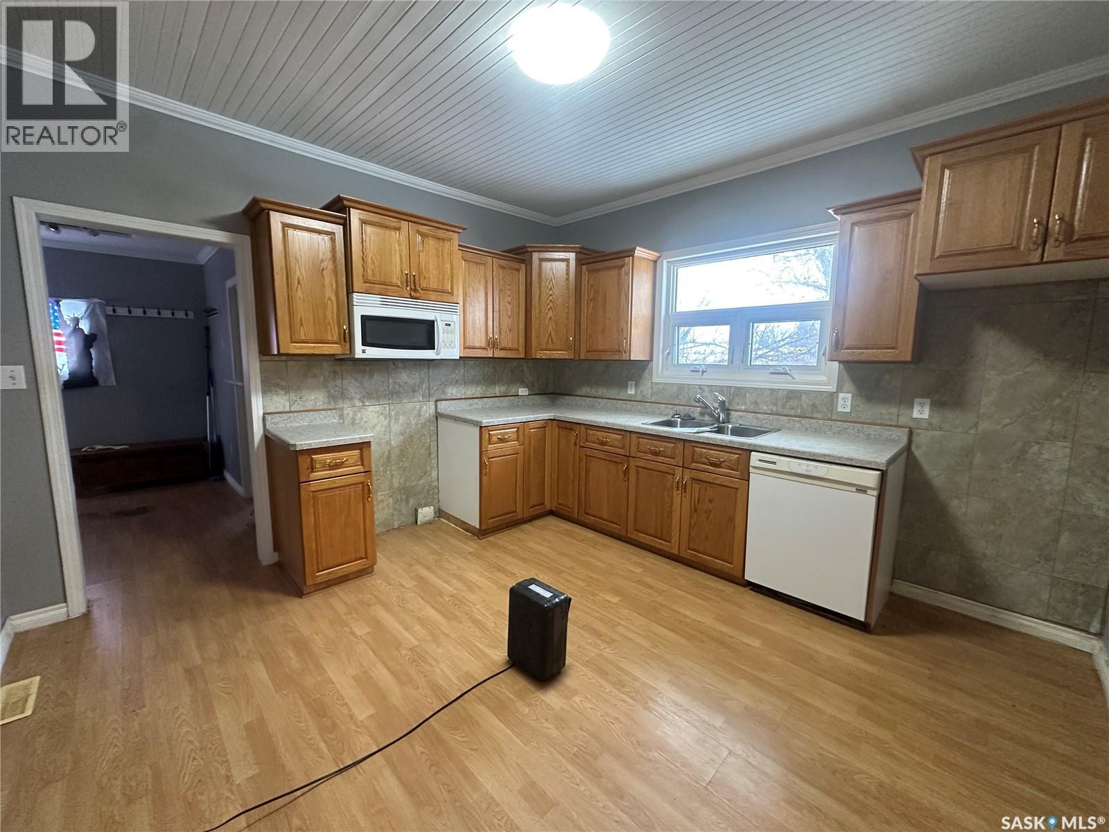 122 1St Avenue Se, Sturgis, SK - Indoor Photo Showing Kitchen With Double Sink