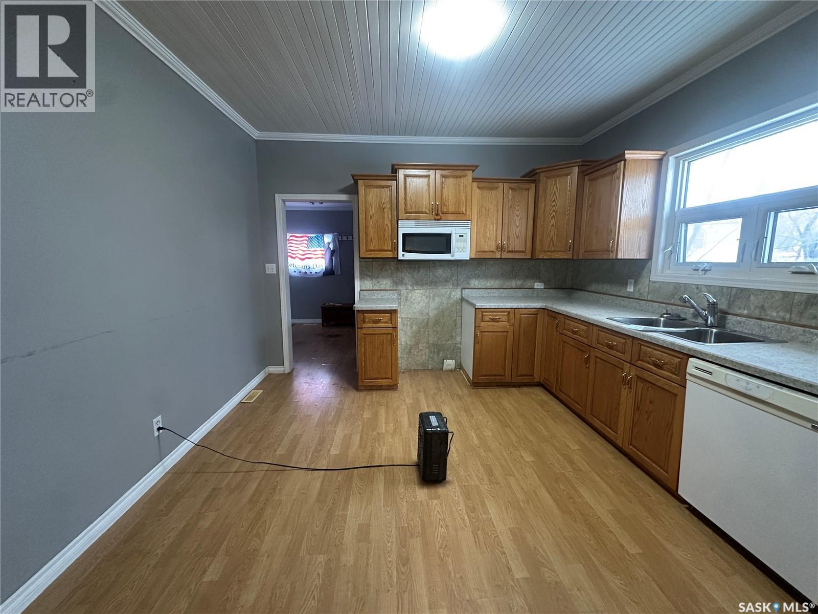 122 1St Avenue Se, Sturgis, SK - Indoor Photo Showing Kitchen With Double Sink