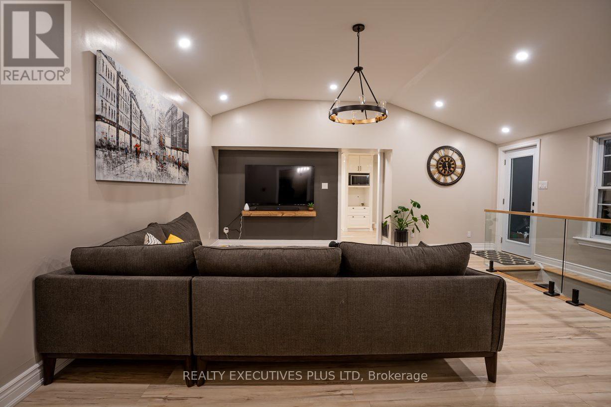 2300 Olde Base Line Road, Caledon, ON - Indoor Photo Showing Living Room