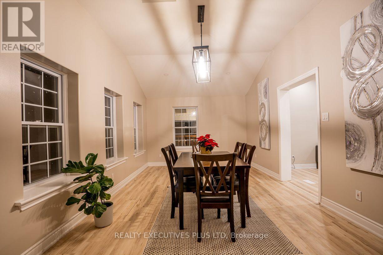 2300 Olde Base Line Road, Caledon, ON - Indoor Photo Showing Dining Room