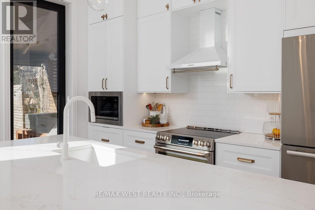 22 Cowan Avenue, Toronto, ON - Indoor Photo Showing Kitchen With Upgraded Kitchen