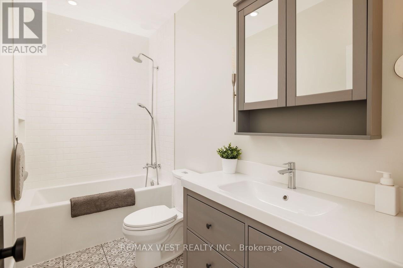 22 Cowan Avenue, Toronto, ON - Indoor Photo Showing Bathroom