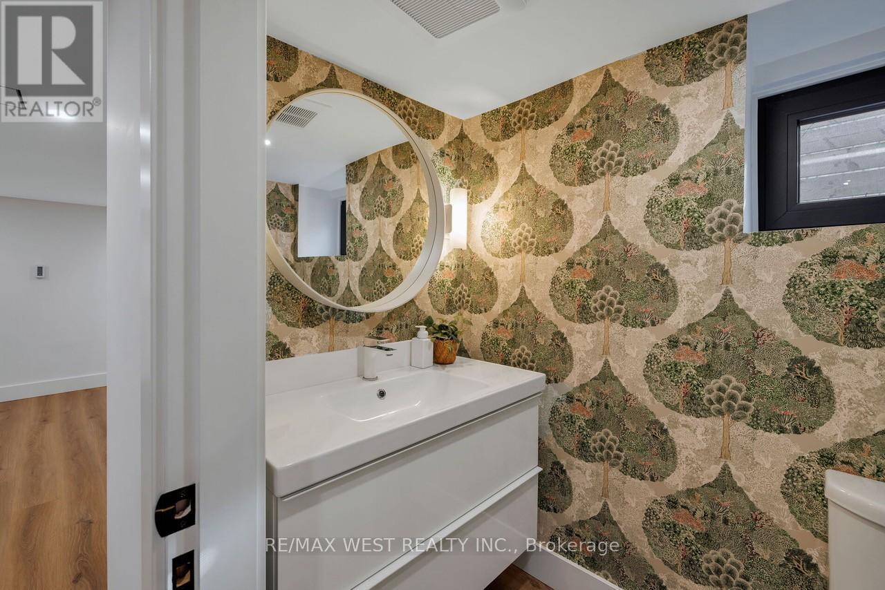 22 Cowan Avenue, Toronto, ON - Indoor Photo Showing Bathroom