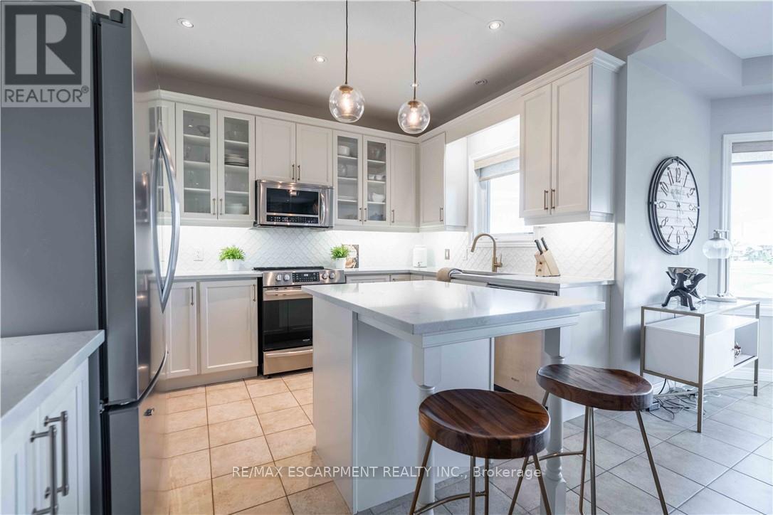 51 Showcase Drive, Hamilton, ON - Indoor Photo Showing Kitchen With Upgraded Kitchen