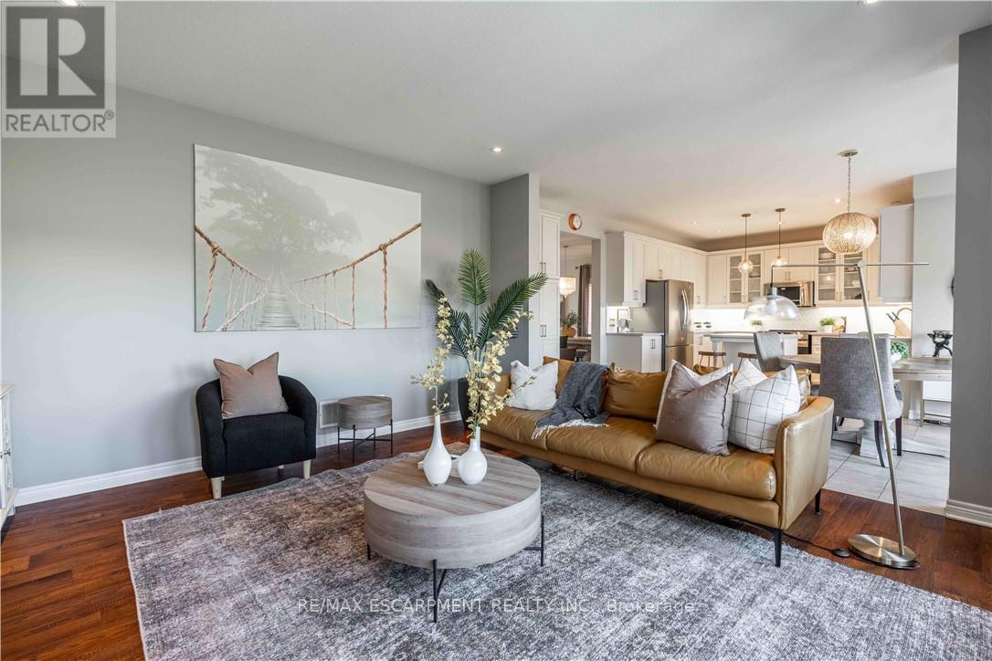 51 Showcase Drive, Hamilton, ON - Indoor Photo Showing Living Room