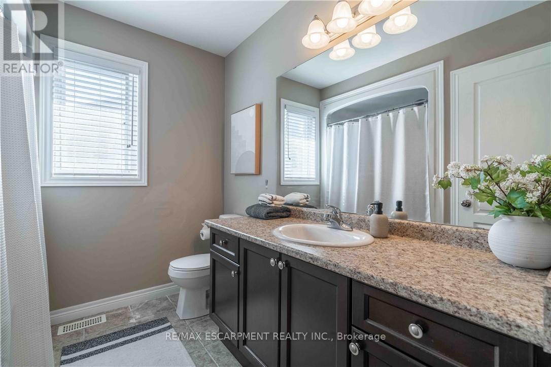 51 Showcase Drive, Hamilton, ON - Indoor Photo Showing Bathroom