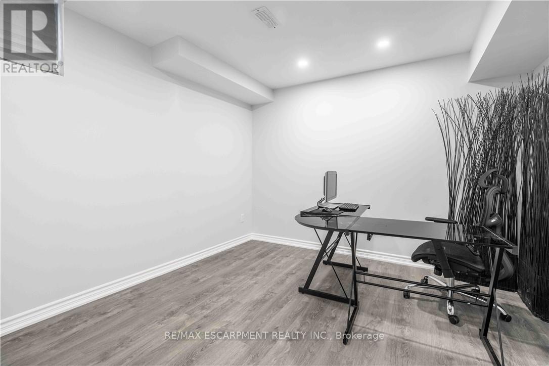 51 Showcase Drive, Hamilton, ON - Indoor Photo Showing Other Room