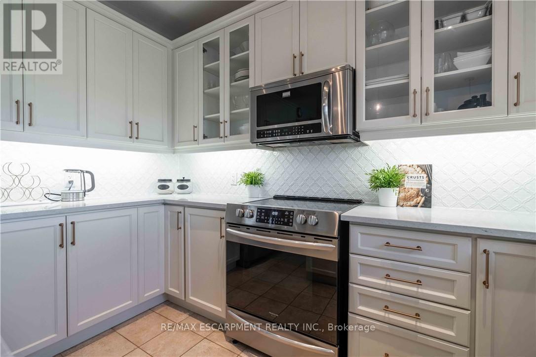 51 Showcase Drive, Hamilton, ON - Indoor Photo Showing Kitchen With Upgraded Kitchen