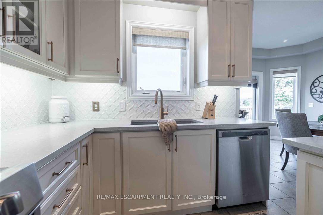 51 Showcase Drive, Hamilton, ON - Indoor Photo Showing Kitchen With Upgraded Kitchen