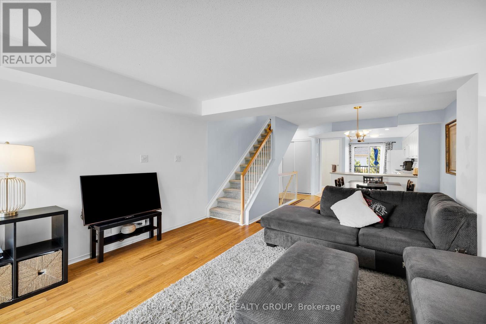 3 - 250 Cresthaven Drive, Ottawa, ON - Indoor Photo Showing Living Room