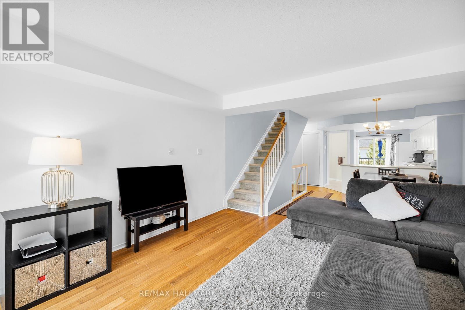 3 - 250 Cresthaven Drive, Ottawa, ON - Indoor Photo Showing Living Room