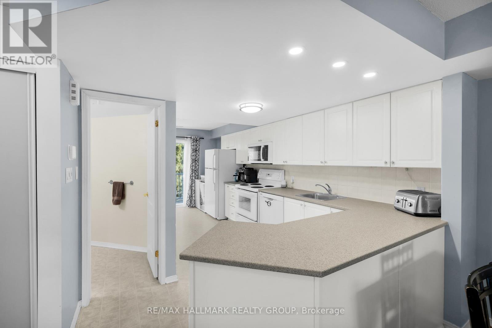 3 - 250 Cresthaven Drive, Ottawa, ON - Indoor Photo Showing Kitchen