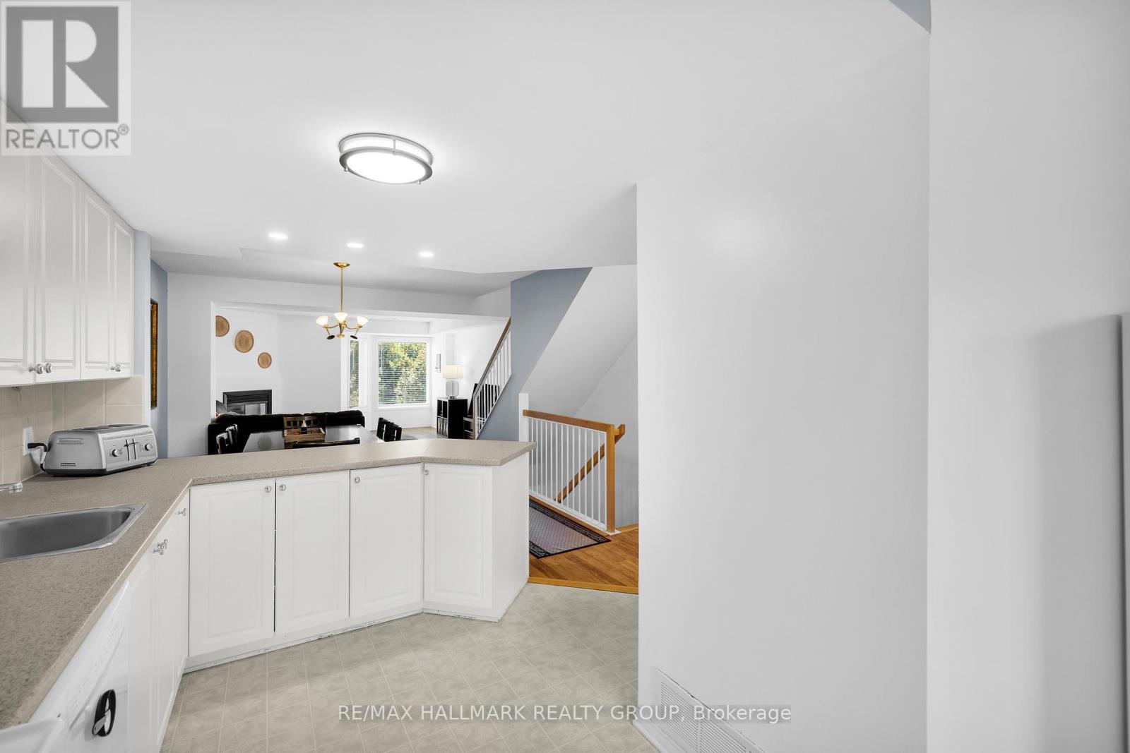 3 - 250 Cresthaven Drive, Ottawa, ON - Indoor Photo Showing Kitchen
