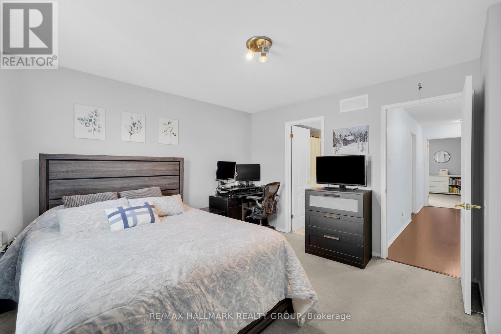 3 - 250 Cresthaven Drive, Ottawa, ON - Indoor Photo Showing Bedroom